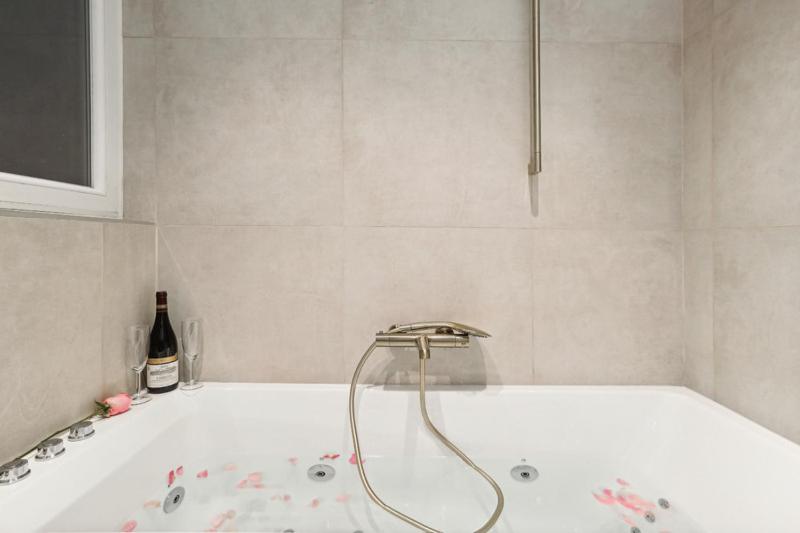 Lavie Maison Hot Tub And Ac Near Arc De Triomphe Paris Exterior photo